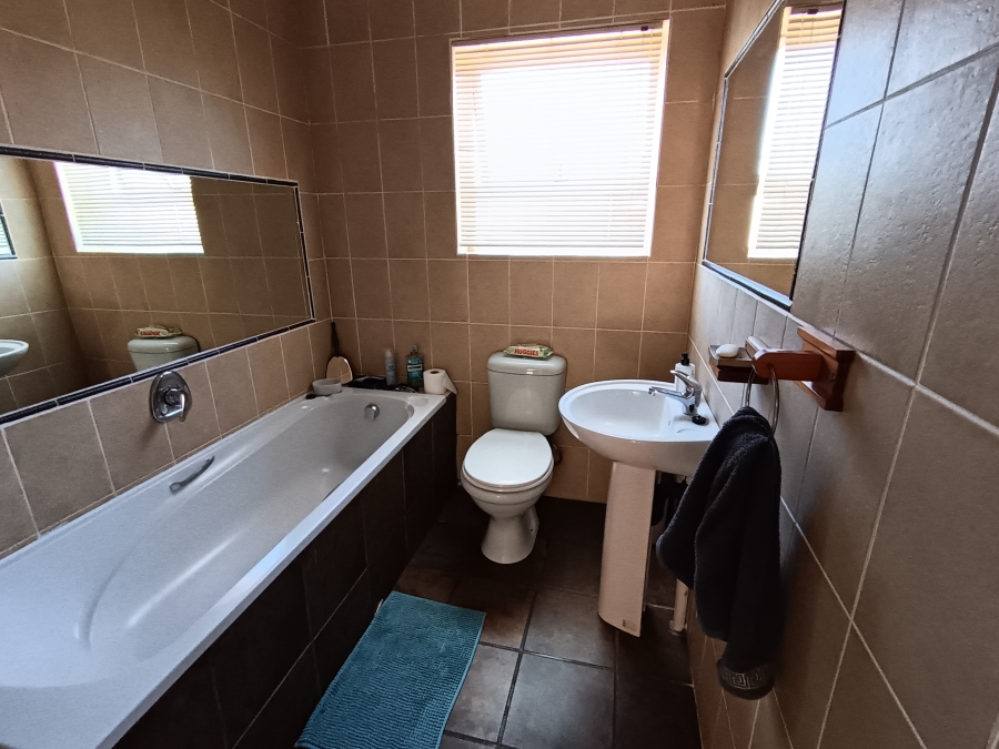 To Let 4 Bedroom Property for Rent in Hoogland Western Cape